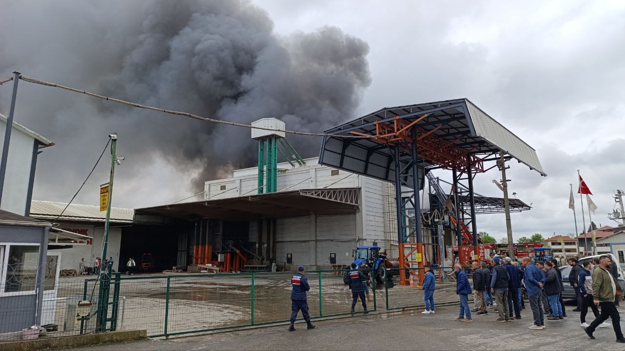 Aa 20250511 37912279 37912271 Sakaryada Findik Kirim Fabrikasinda Cikan Yangina Mudahale Edildi (1)
