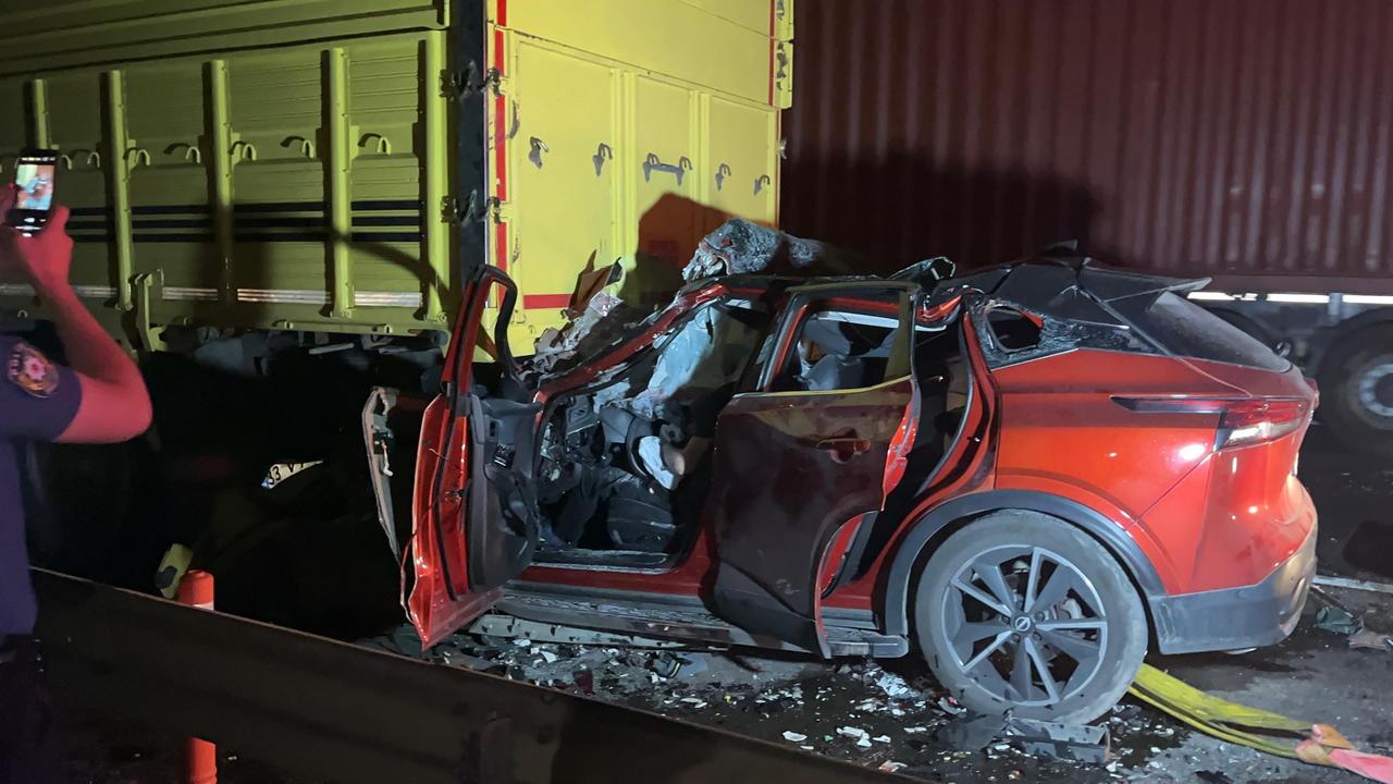 Aa 20250604 38176228 38176225 Sakaryada Kamyona Carpan Aracin Surucusu Oldu (1)