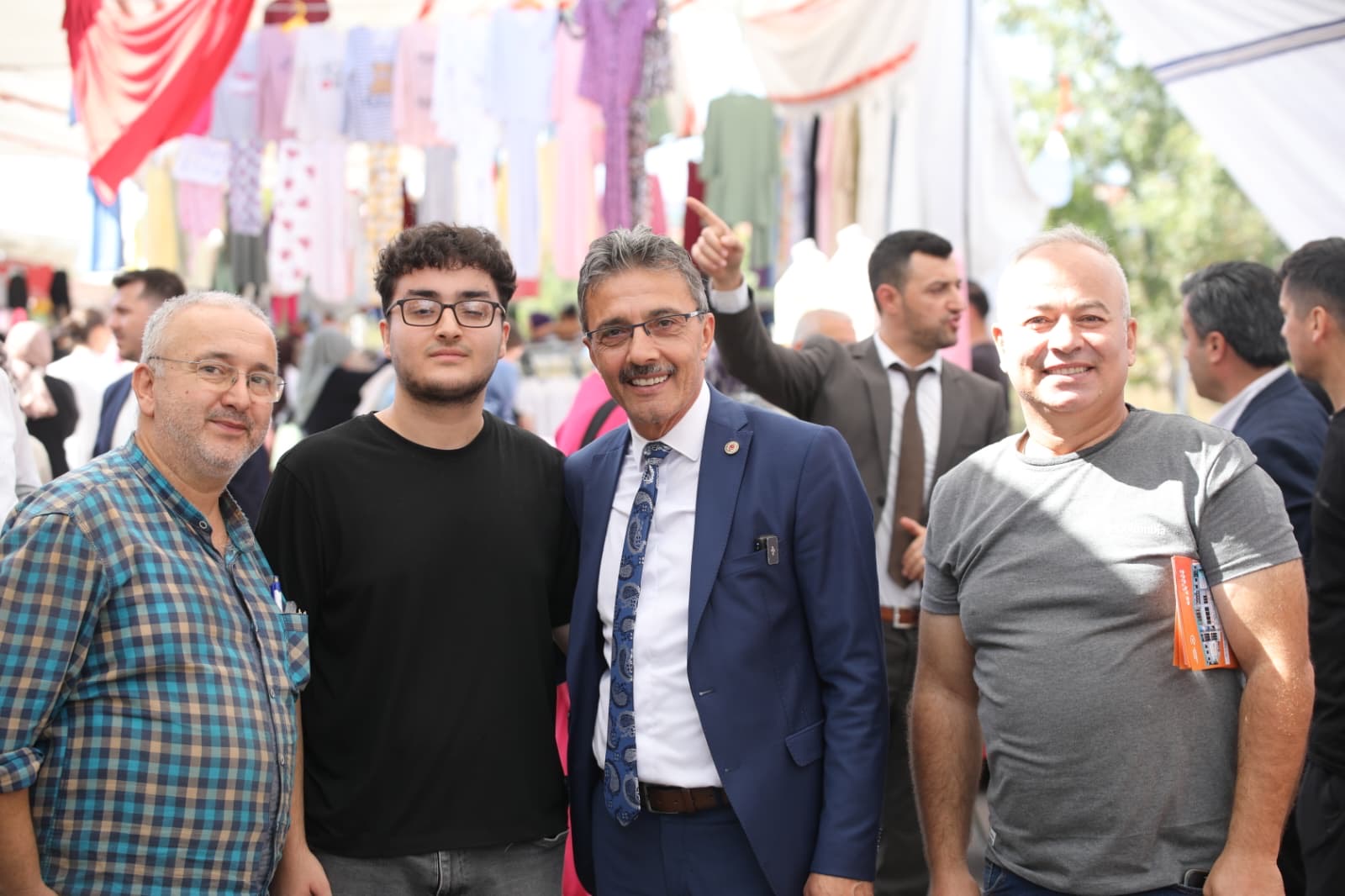 Başkan Şenol Di̇nç Yeni̇ Yeri̇nde Kurulan Kumaş Pazarini Zi̇yaret Etti̇ (10)