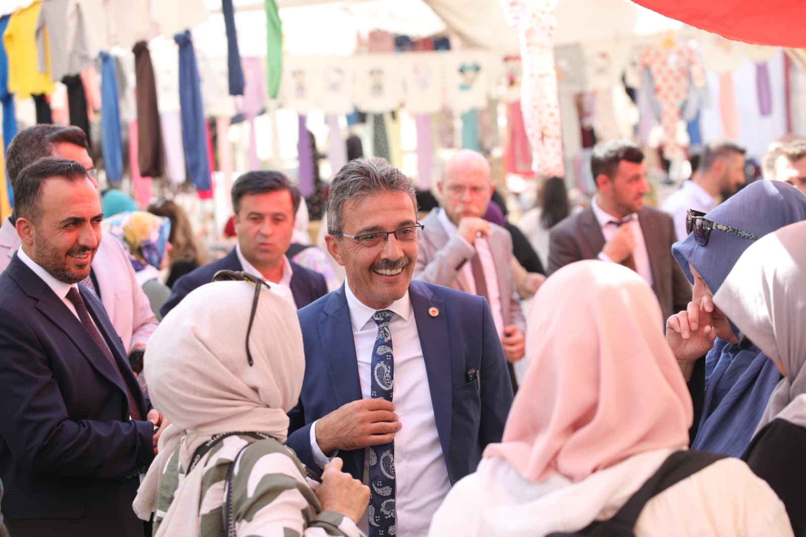 Başkan Şenol Di̇nç Yeni̇ Yeri̇nde Kurulan Kumaş Pazarini Zi̇yaret Etti̇ (13)