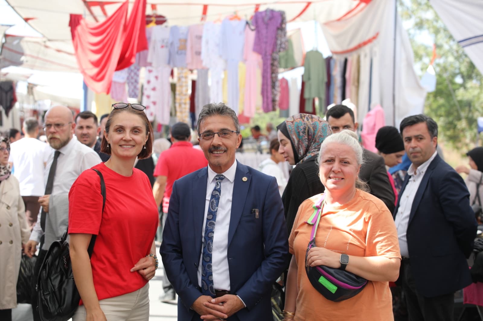 Başkan Şenol Di̇nç Yeni̇ Yeri̇nde Kurulan Kumaş Pazarini Zi̇yaret Etti̇ (2)