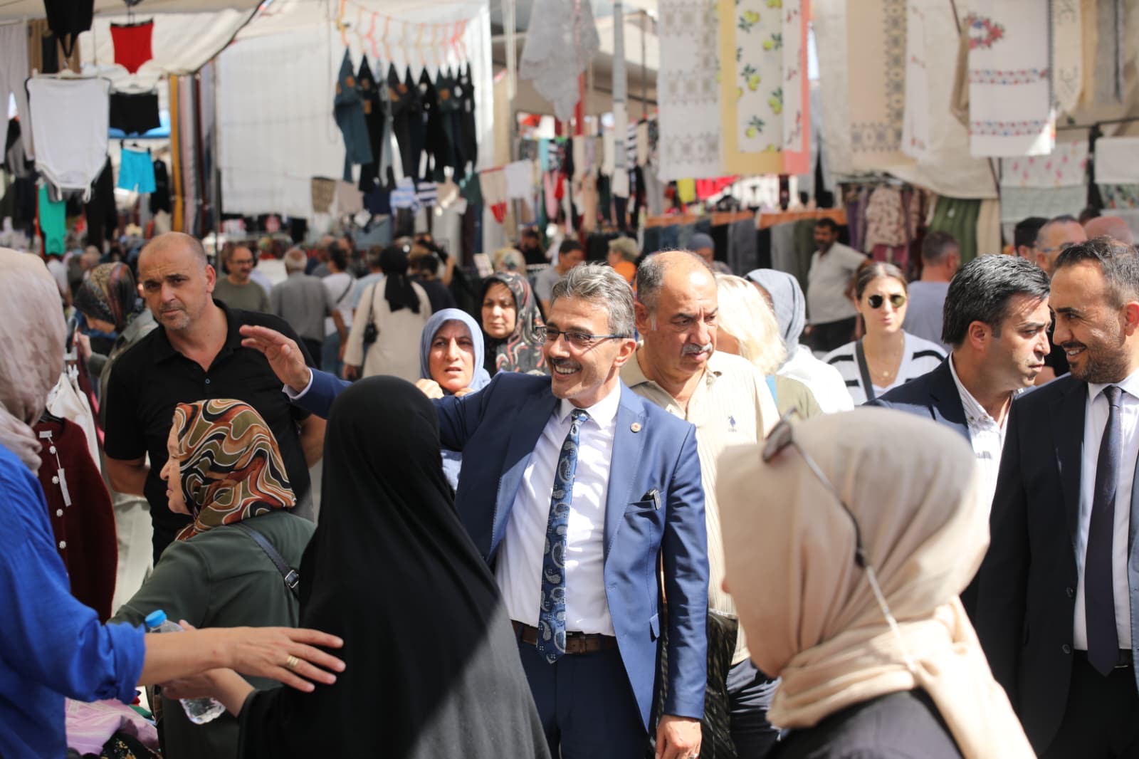 Başkan Şenol Di̇nç Yeni̇ Yeri̇nde Kurulan Kumaş Pazarini Zi̇yaret Etti̇ (6)