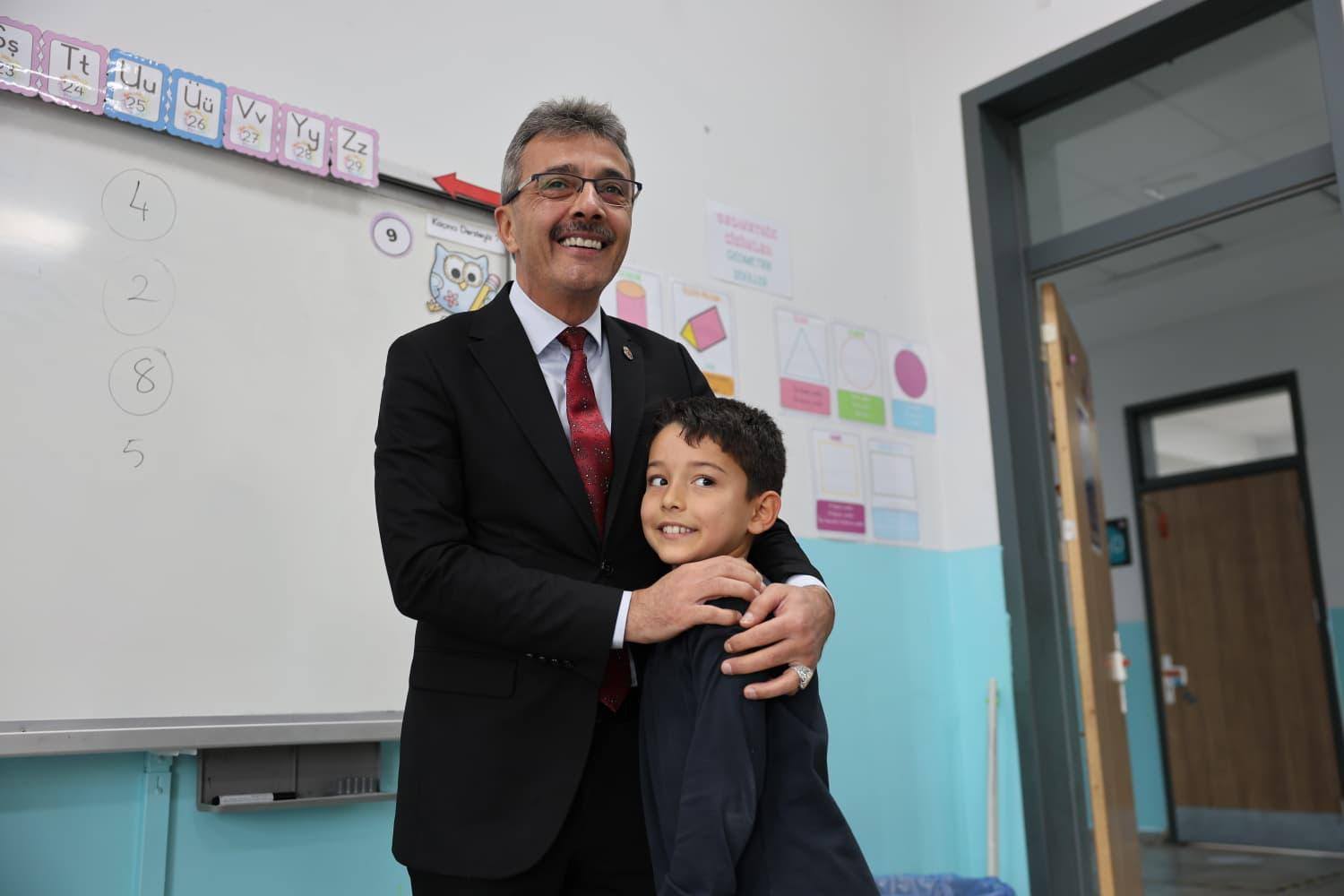 Başkan Şenol Di̇nç O Öğrenci̇ni̇n Sözünü Yeri̇ne Geti̇rdi̇ (2)-1