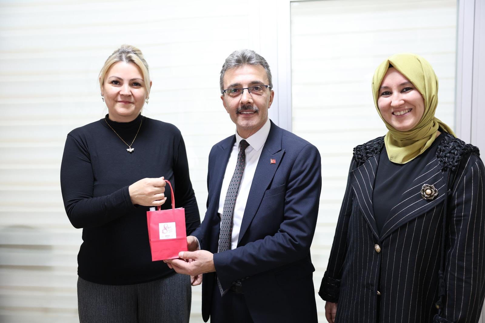 Başkan Şenol Di̇nç 8 Mart Dünya Kadinlar Günü Kapsaminda Çalişma Arkadaşlarini Unutmadi (12)