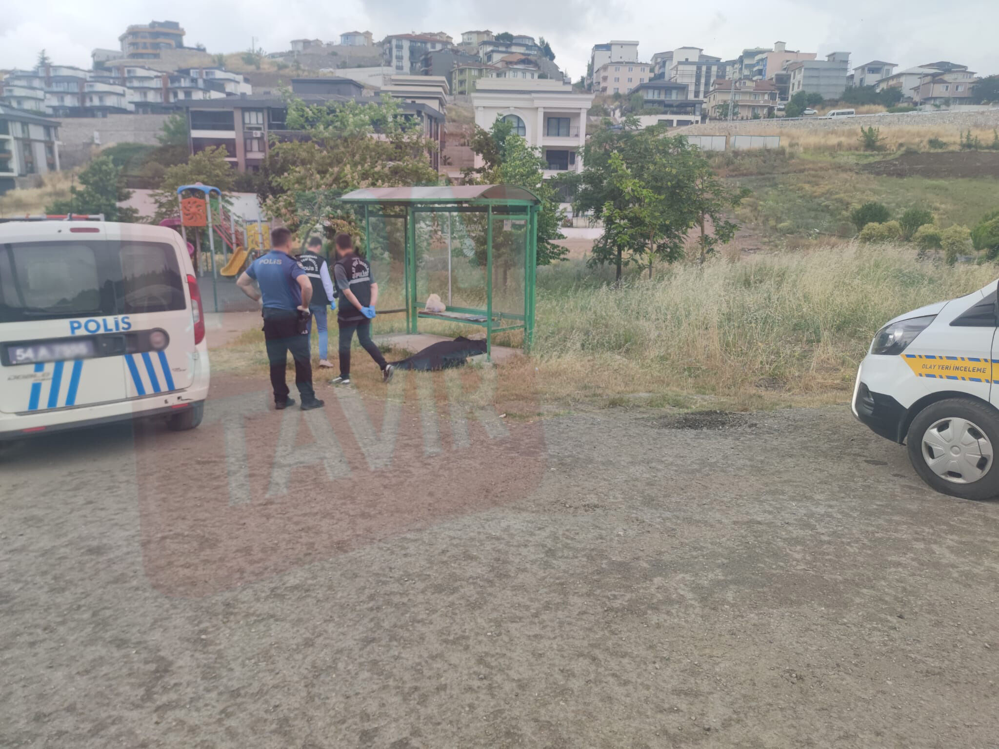 Serdi̇vanda Otobüs Durağinda Cansiz Bedeni̇ Bulundu 4