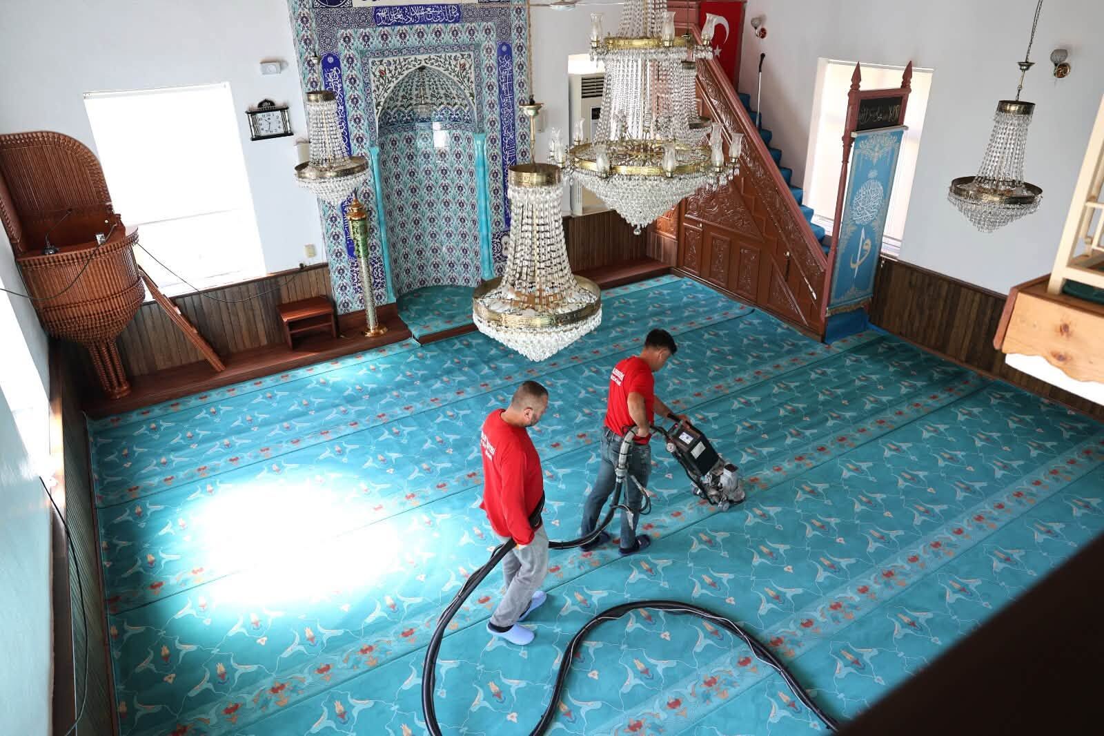 Erenler’i̇n Cami̇leri̇nde Temi̇zli̇k Çalişmalari Sürüyor (4)