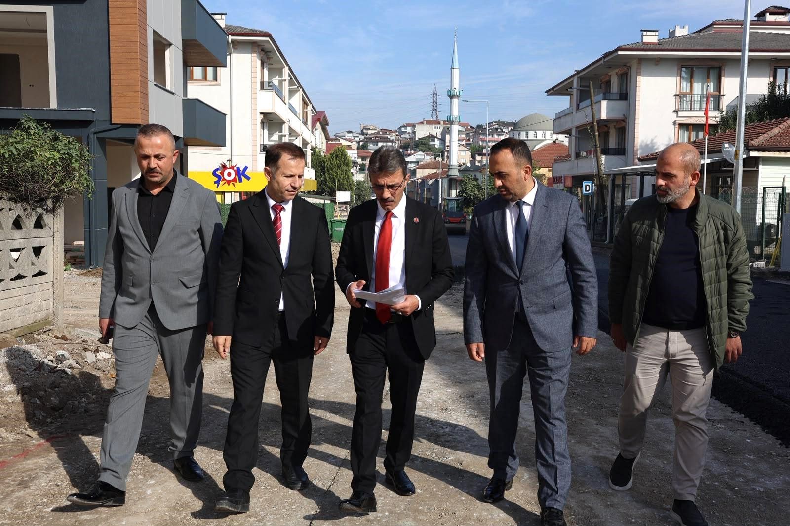 Erenler Beledi̇yesi̇ Ertuğrul Gazi̇ Caddesi̇ni̇ Asfalt İle Yeni̇li̇yor (2)