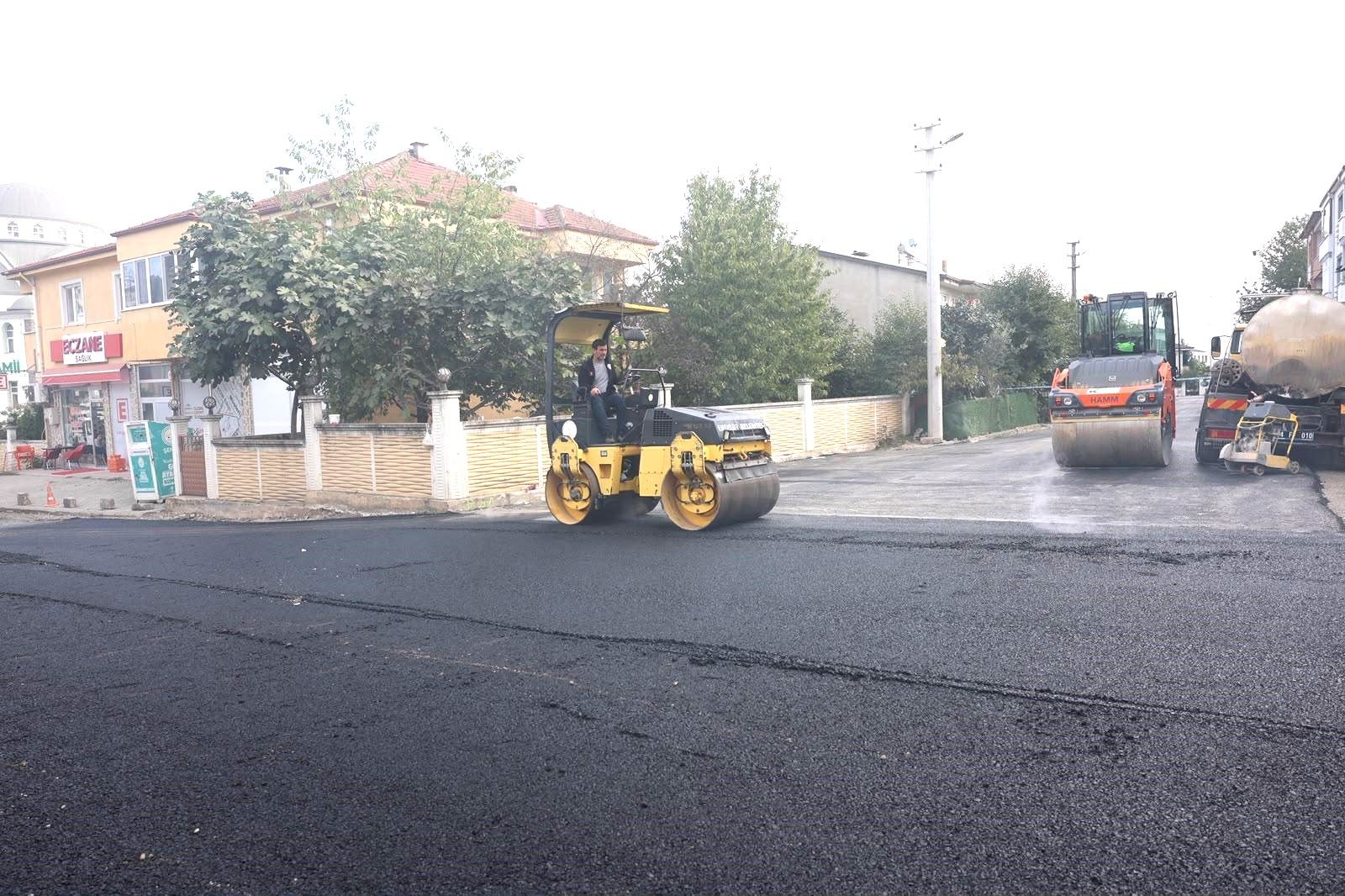 Erenler Beledi̇yesi̇ Ertuğrul Gazi̇ Caddesi̇ni̇ Asfalt İle Yeni̇li̇yor (3)