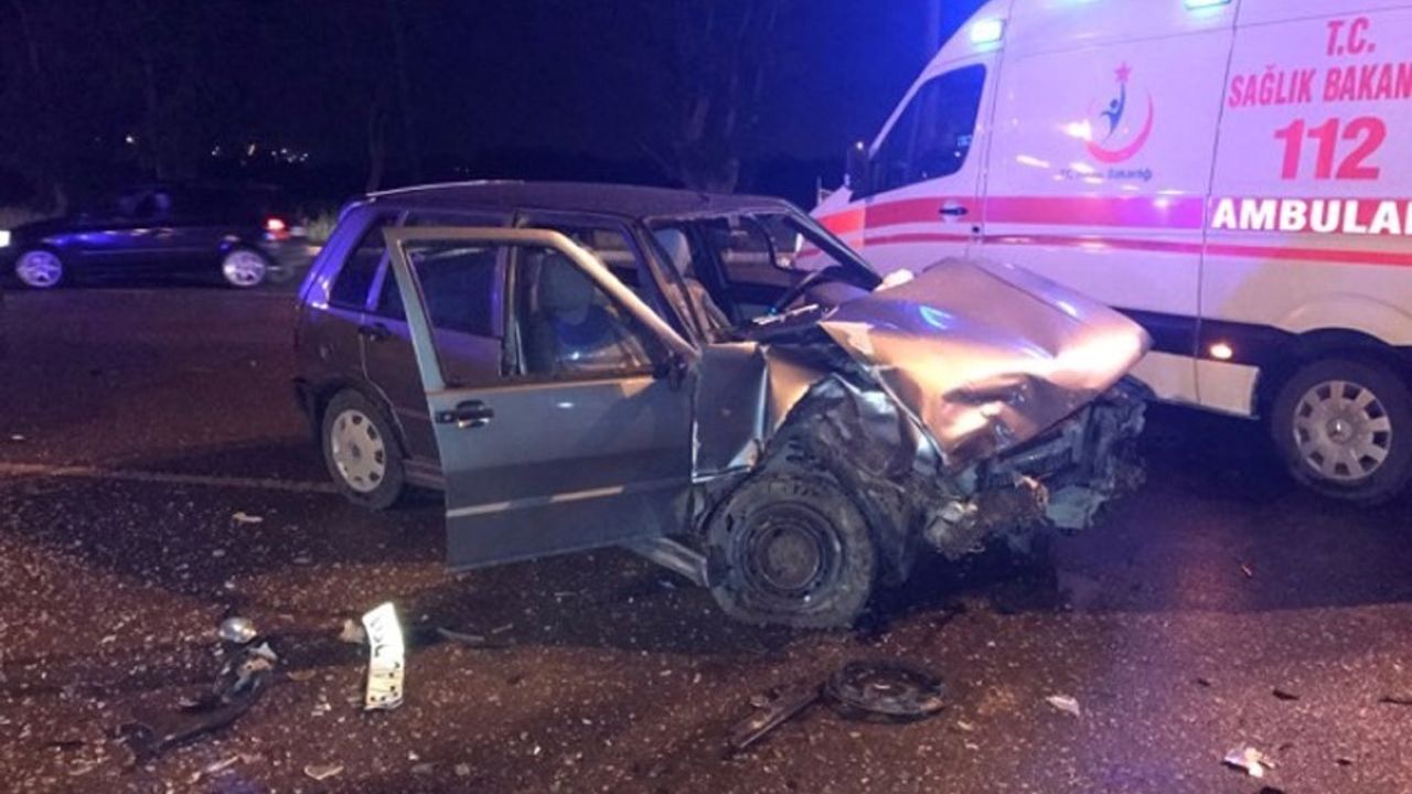 2 otomobil kafa kafaya çarpıştı: 2 yaralı - Sakarya'dan 24 Saat Haber -  Sakarya'dan Son Dakika Haberler