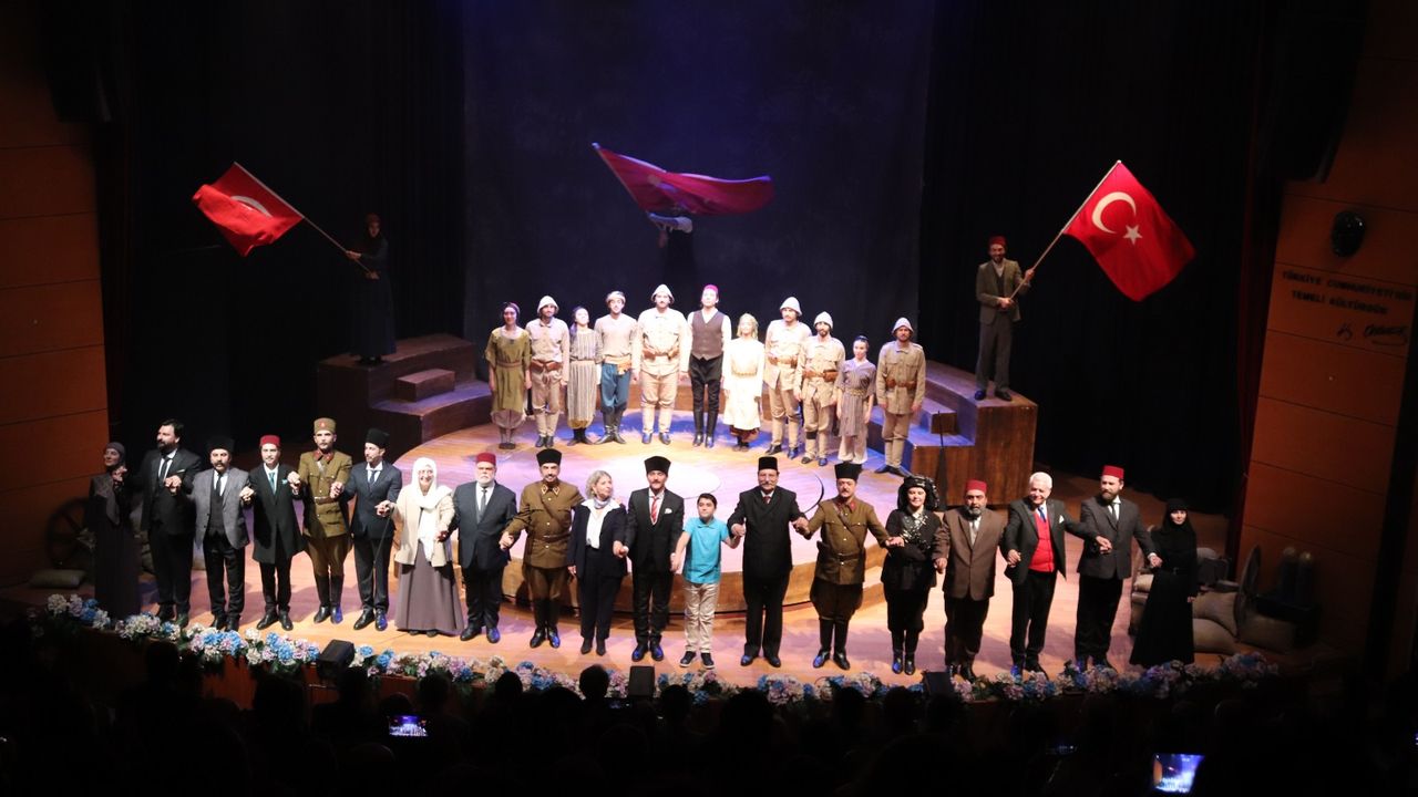 "Cumhuriyete Doğru" Tiyatro Oyununda 110 Kişilik Dev Kadrodan Gazze Mesajı