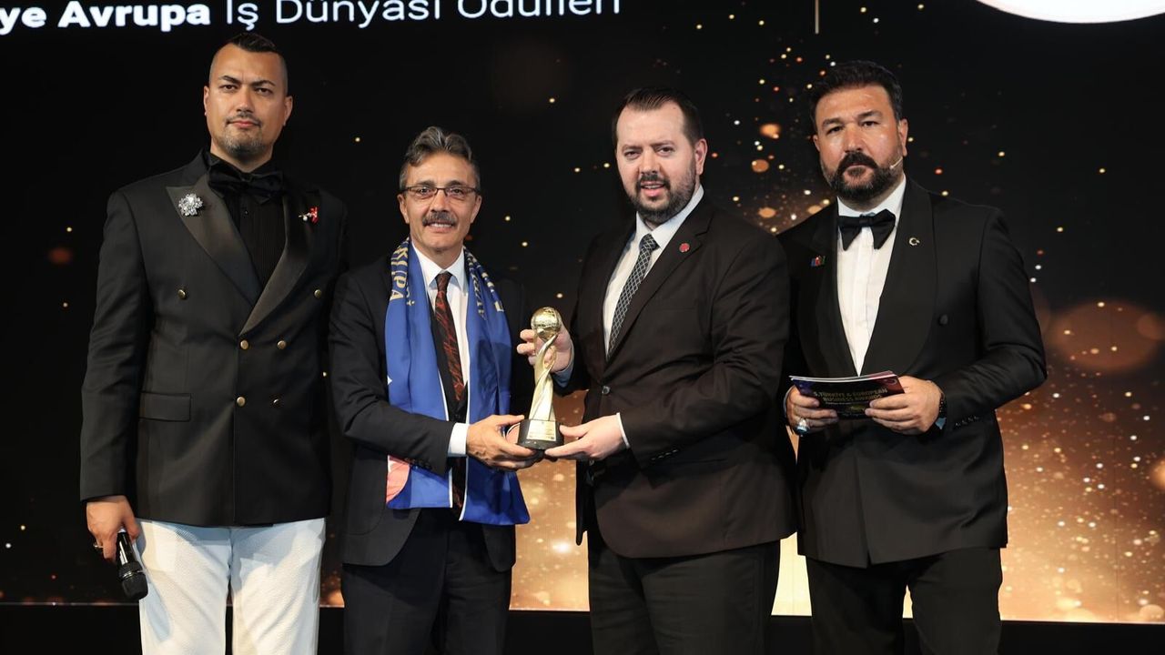 Başkan Şenol Dinç’e Hizmet Başarı Ödülü