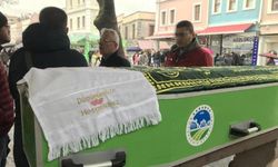 Tabutun üzerinde 'Düğünümüze hoş geldiniz' yazısı
