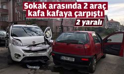 Sokak arasında iki araç kafa kafaya çarpıştı: 2 yaralı