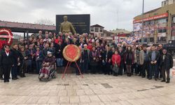 CHP'liler Atatürk anıtına çelenk koydu