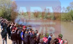 Yüzlerce kişi nehir kenarında böyle bekliyor