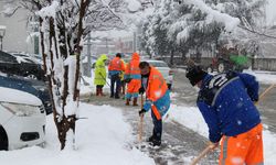 Kaldırımlar Kardan Temizleniyor