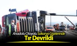 Sakarya gişelerinde kontrolünü kaybeden tır devrildi