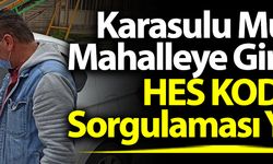 Muhtar mahalle girişinde HES kodu kontrolü yapıyor