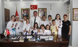 Başkan Gündoğdu Çekya'dan Madalya ile Dönen Sporcuları Ağırladı