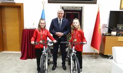 Balkan Şampiyonu Gençlere Başkan Yüce’den Bisiklet Hediyesi