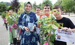 Ayşegül Öğretmenin Hayali, Fidan Hediye Ettiği Öğrencileriyle Yetiştirecekleri Ağacın Gölgesinde Buluşmak