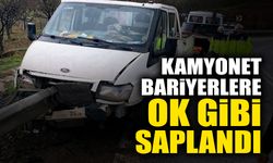 Kamyonet Bariyerlere Ok Gibi Saplandı