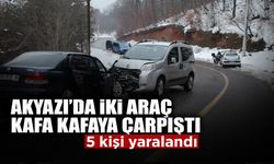 Akyazı’da İki Araç Kafa Kafaya Çarpıştı