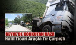 Hafif Ticari Araçla Tır Çarpıştı