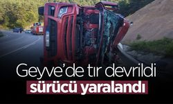 Geyve'de Tır Devrildi