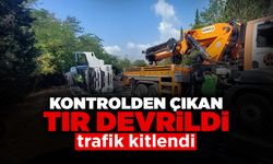 Kontrolden Çıkan Tır Devrildi: Trafik Kitlendi