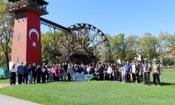 Gençler ve Büyükler Aynı Parkta