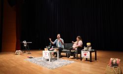 'Ruh Öküzüm' Sahnedeydi, Tiyatroseverler Salonu Doldurdu