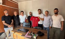 Sakarya Erzurumlular Derneği’nden Piknik Şölenine Ana Sponsor Olan Süleyman Balkan’a Plaket ve Forma