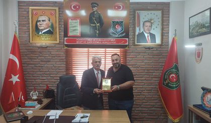 Gazeteci Levent Candan'a Şehit Aileleri Ve Gazilerden Plaket