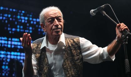 Şarkıcı Edip Akbayram İç Kanama Şüphesiyle Tedavi Altına Alındı