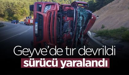 Geyve'de Tır Devrildi