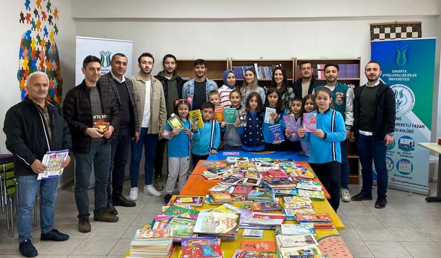 İlkokul Öğrencilerine Kitap Hediye Ettiler