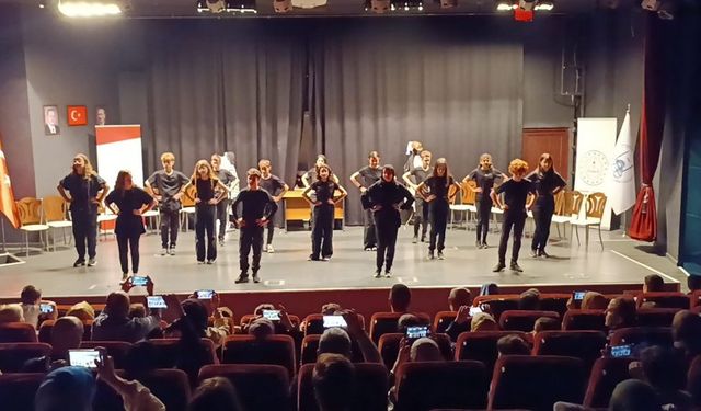Okullar Sahnede 3.Geleneksel Ortaokul Tiyatro Festivali Başladı