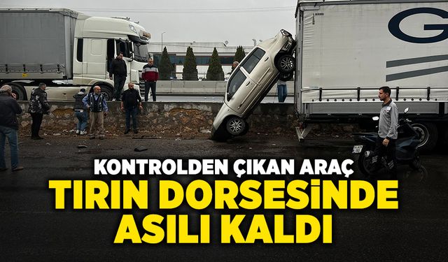 Kontrolden Çıkan Araç Tırın Dorsesinde Asılı Kaldı