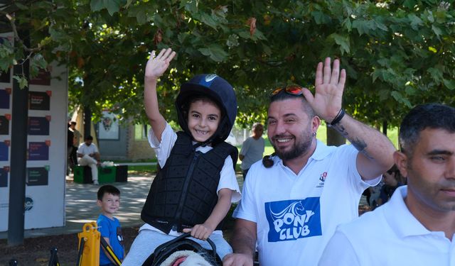 Millet Bahçesi’nde Atlı Şenlik Çocukların Yüzünü Güldürdü