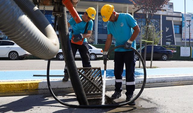 Yağmur Suyu Hatları Temizleniyor