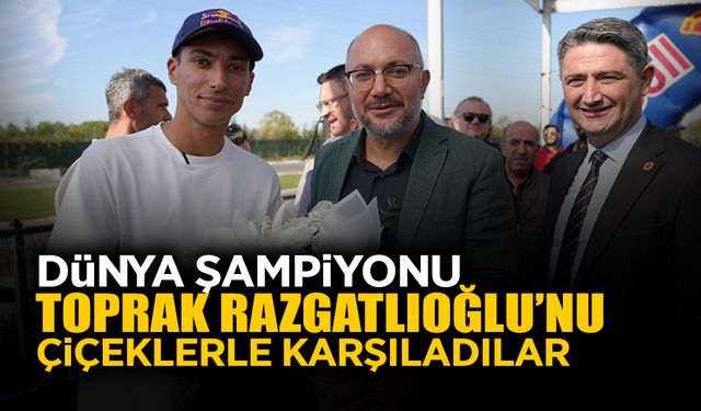 Dünya Şampiyonu Razgatlıoğlu’nu Çiçeklerle Karşıladılar
