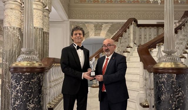 Akif Manaf’a Bir Barış Ödülü Daha: Dünyaca Ünlü Yazar Egeyön Barış Ödülünü Aldı