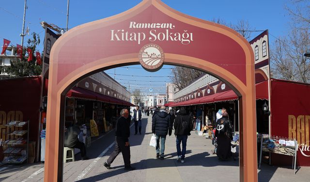 Kitap Sokağı Ramazan Akşamlarında Kitapseverlerin Buluşma Noktası Oldu