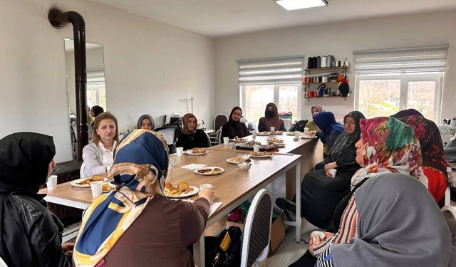 Büyükşehir’in “Kadın Kadına” Projesi 16 İlçede Sahada