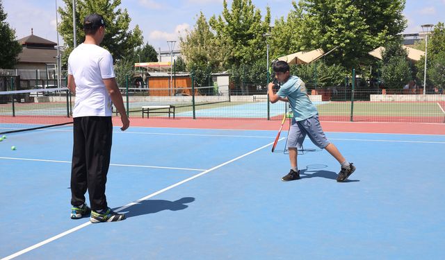 Çocuklar Yaz Tatilinde Kortlarda Buluştu