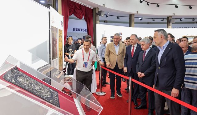 Kutsal Emanetler Sergisi Serdivan'da Yoğun İlgi Gördü