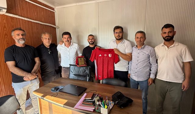 Sakarya Erzurumlular Derneği’nden Piknik Şölenine Ana Sponsor Olan Süleyman Balkan’a Plaket ve Forma
