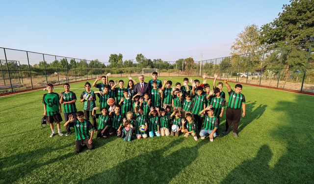 Başkan Alemdar’dan Çocuklara Forma, Mahalleye Spor Sahası