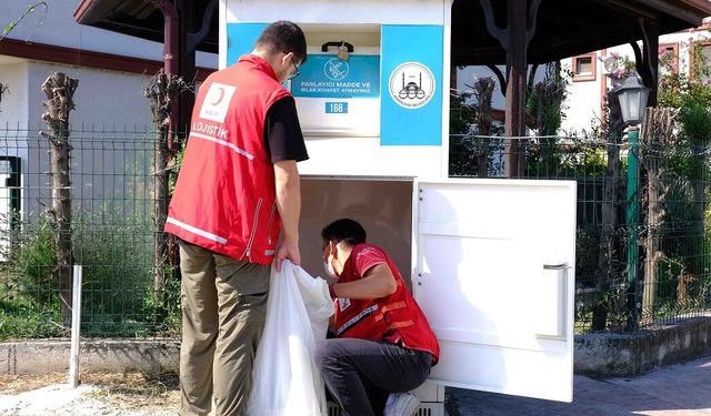 Eski Kıyafetler Çöpe Değil, Geri Dönüşüme!